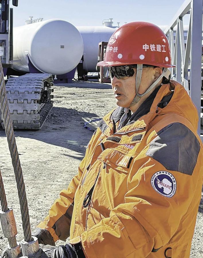 Ketua pasukan, Luo Huangxun sedang bertugas di Stesen Qinling China di Antartika.