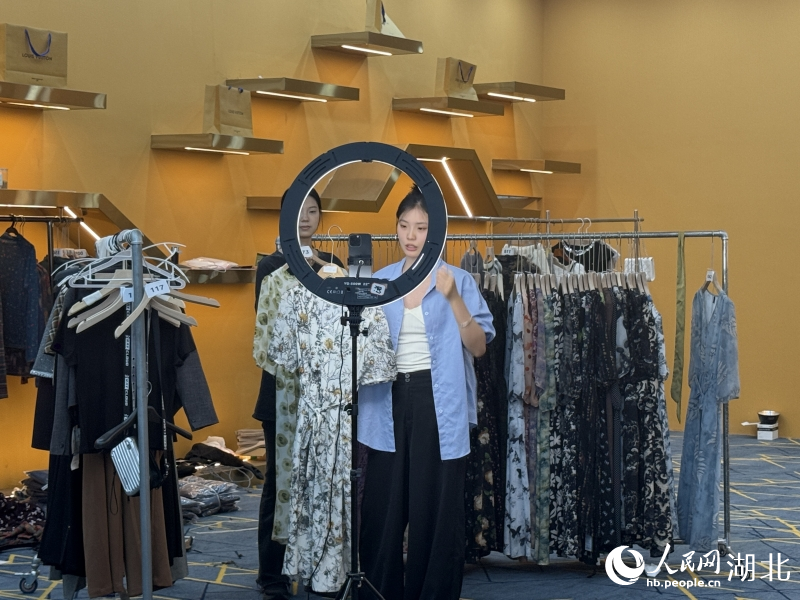 Bandar Tianmen Guna Platform E-dagang, Bina Jaringan Pakaian Global