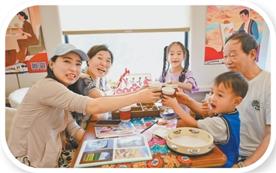 Penumpang menikmati makanan di dalam kereta api yang dioperasikan China Railway Zhengzhou Bureau Group di Provinsi Hena. (Foto oleh Ji Zhixiang)