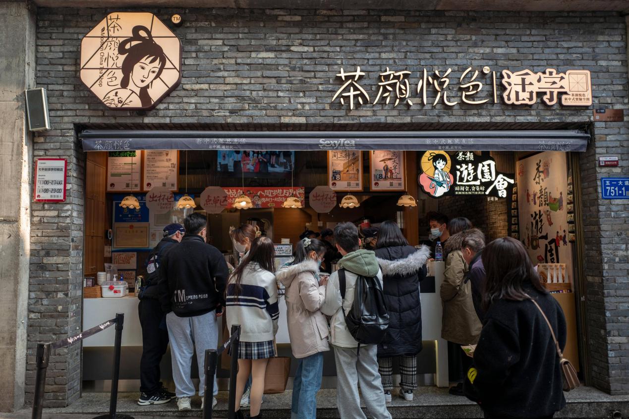 Sebuah kedai teh mutiara di Changsha, ibu kota Provinsi Hunan menampilkan reka bentuk dalaman yang diinspirvan taip boleh bergerak. (Foto oleh Wang Chu)