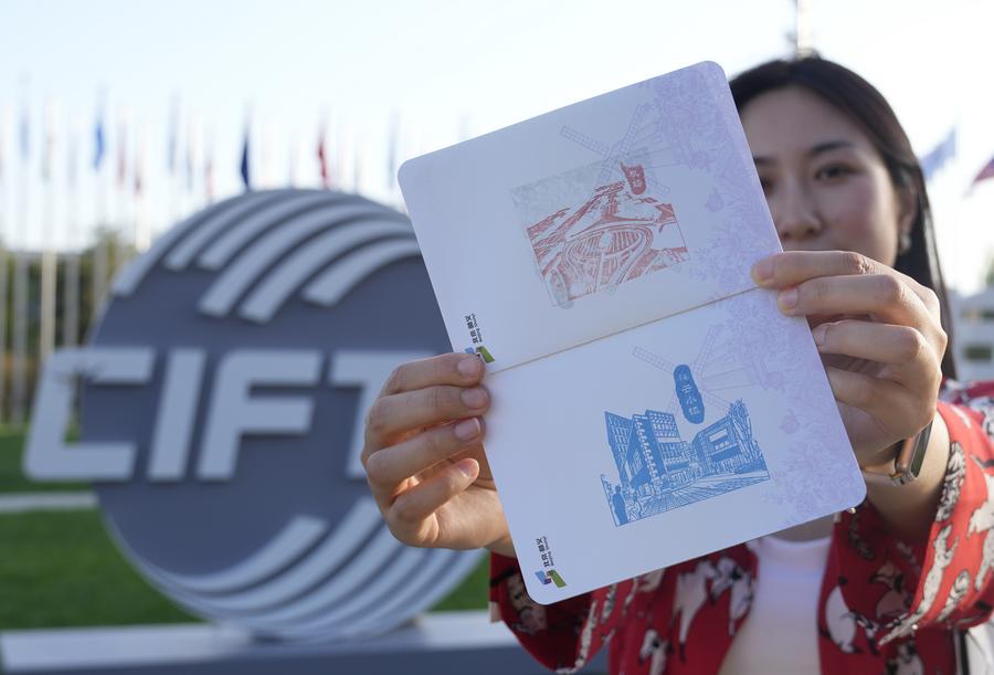 Seorang pelawat menunjukkan koleksi cap yang dikumpul semasa Pameran Perdagangan Perkhidmatan Antarabangsa China (CIFTIS) di Taman Shougang di Beijing, ibu kota China pada 14 September 2025. (Xinhua/Chang Nengjia)