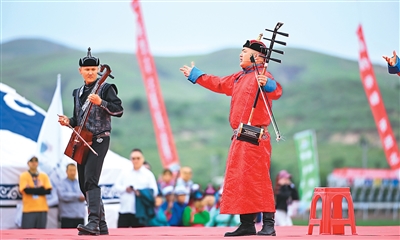 Penghibur membuat persembahan di atas pentas semasa acara pembukaan Sukan Tradisional Kumpulan Etnik Wilayah Autonomi Mongolia Dalam yang ke-11 di venue Bairin Right Banner wilayah itu. (Xinhua/Bei He)