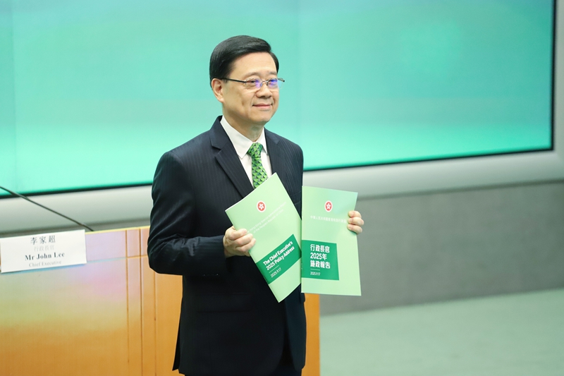 Ketua Eksekutif HKSAR, John Lee Ka-chiu menyampaikan laporan kerjanya yang keempat 17 September 2025. (People’s Daily Online/Wu Yuyangyang)