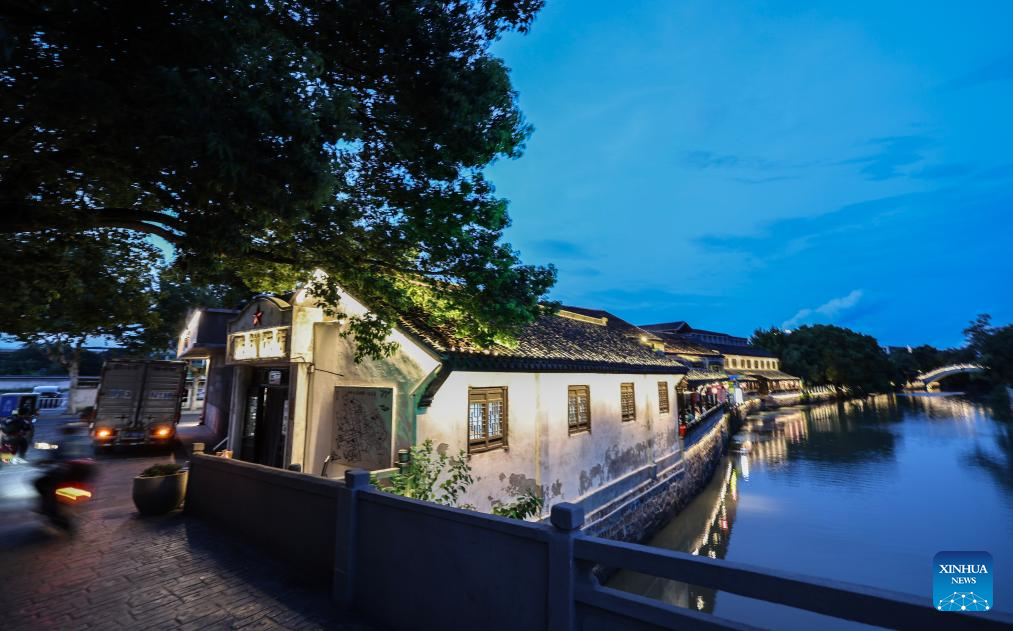 Foto bertarikh 19 September 2025 memperlihatkan sebuah restoran yang disebut di dalam sebuah novel karya Yu Hua, iaitu penulis kontemporari China yang terkenal, di Pekan Shendang, Bandar Jiaxing, Provinsi Zhejiang, di timur China. (Xinhua/Xu Yu)