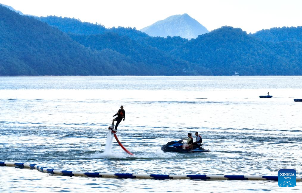 Pengunjung menikmati aktiviti air di sebuah pusat sukan air yang terletak di Bandar Huangshan, Provinsi Anhui, timur China pada 28 Ogos 2025. (Xinhua/Zhou Mu)