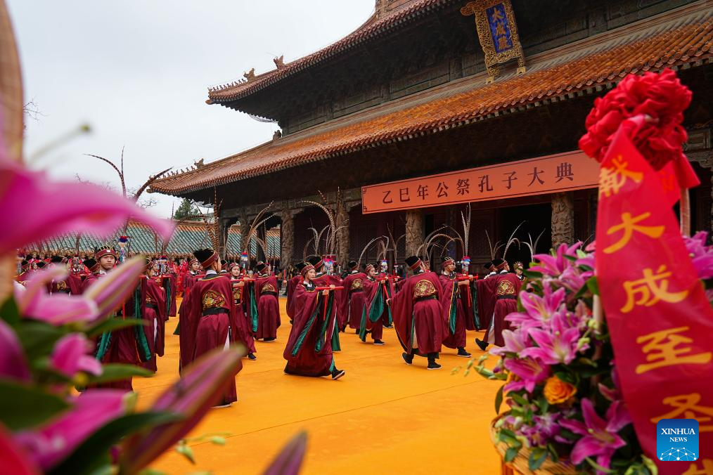 Pelakon membuat persembahan pada acara memperingati ulang tahun ke-2576 kelahiran ahli falsafah purba China Confucius di Qufu, provinsi Shandong, timur China, 28 September 2025. Qufu, kampung halaman Confucius, menganjurkan acara dalam dan luar talian pada Ahad bagi memperingati ulang tahun ke-2576 kelahiran ahli falsafah purba itu. (Xinhua/Zhu Zheng)