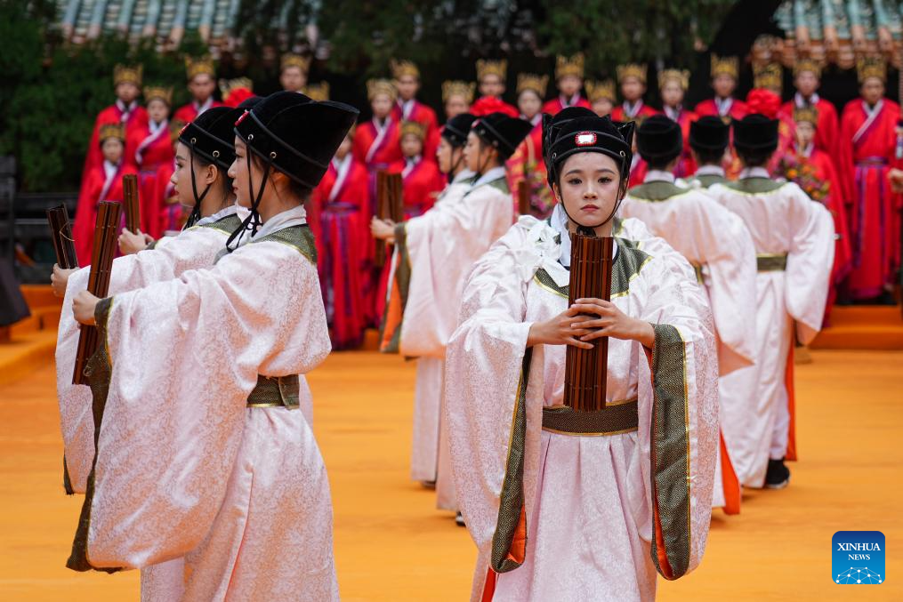 Pelakon membuat persembahan pada acara memperingati ulang tahun ke-2576 kelahiran ahli falsafah purba China Confucius di Qufu, provinsi Shandong, timur China, 28 September 2025. Qufu, kampung halaman Confucius, menganjurkan acara dalam dan luar talian pada Ahad bagi memperingati ulang tahun ke-2576 kelahiran ahli falsafah purba itu. (Xinhua/Zhu Zheng)