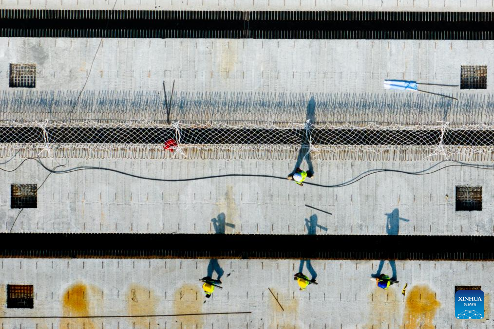 Foto sudut udara yang diambil pada 6 Oktober ini menunjukkan suasana di tapak pembinaan sebuah lebuh raya di Wuhan, Provinsi Hubei, di tengah China. (Xinhua/Xiao Yijiu)