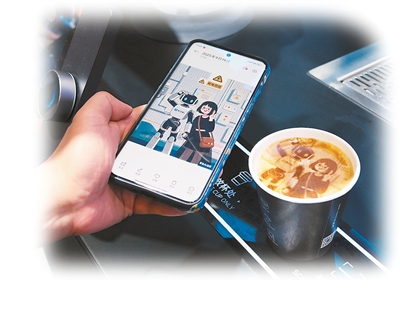 Pelawat mempamerkan seni latte yang dihasilkan oleh robot pada 19 September.