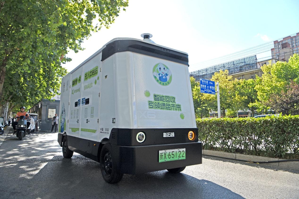 Foto menunjukkan kenderaan kitar semula sisa tanpa pemandu di Huainan, Provinsi Anhui di timur China. (Foto oleh Chen Bin)