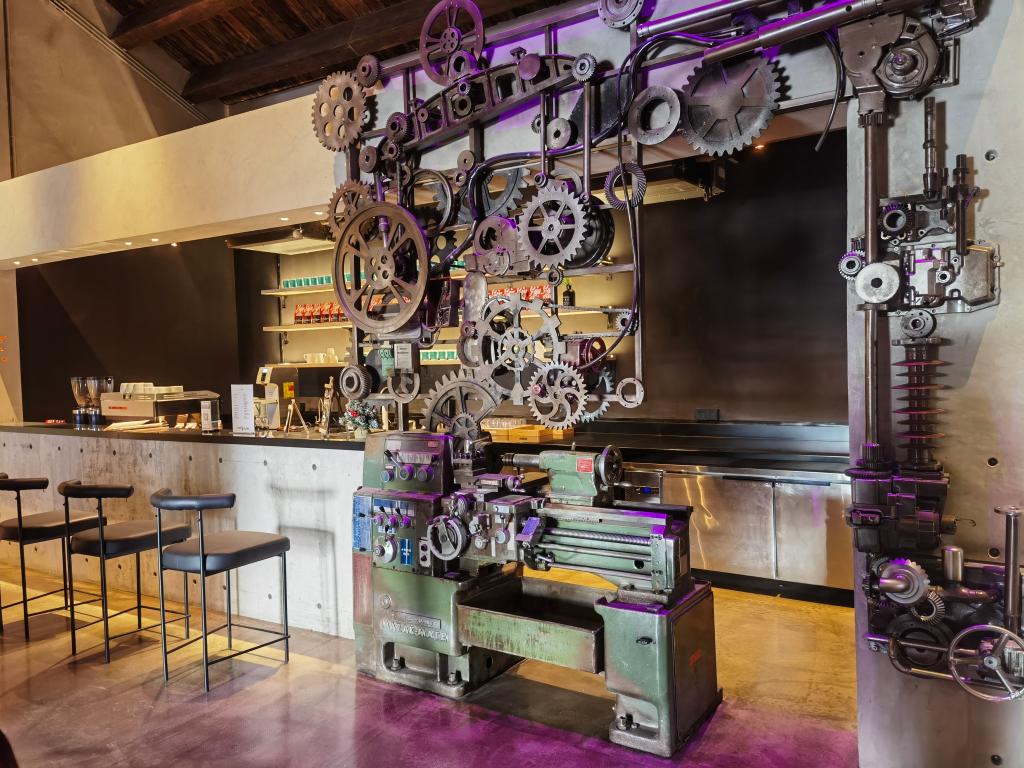 Foto sebuah kedai kopi semasa pra-pelancaran di taman industri yang dibina semula daripada kawasan kilang lama Syarikat Tianjin No. 1 Machine Tool di Tianjin, utara China. (Foto/Xinhua)