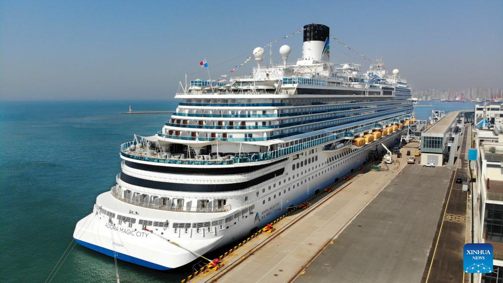 Foto sudut udara bertarikh 6 April 2025 ini memaparkan kapal Adora Magic City yang berlabuh Terminal Pelayaran Antarabangsa Qingdao di Provinsi Shandong, timur China. (Xinhua/Li Ziheng)