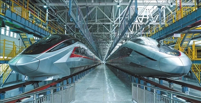 Foto menunjukkan dua prototaip EMU CR450 diletakkan di Depoh EMU Yichang di Provinsi Hubei, China. (People’s Daily/Tang Ying)