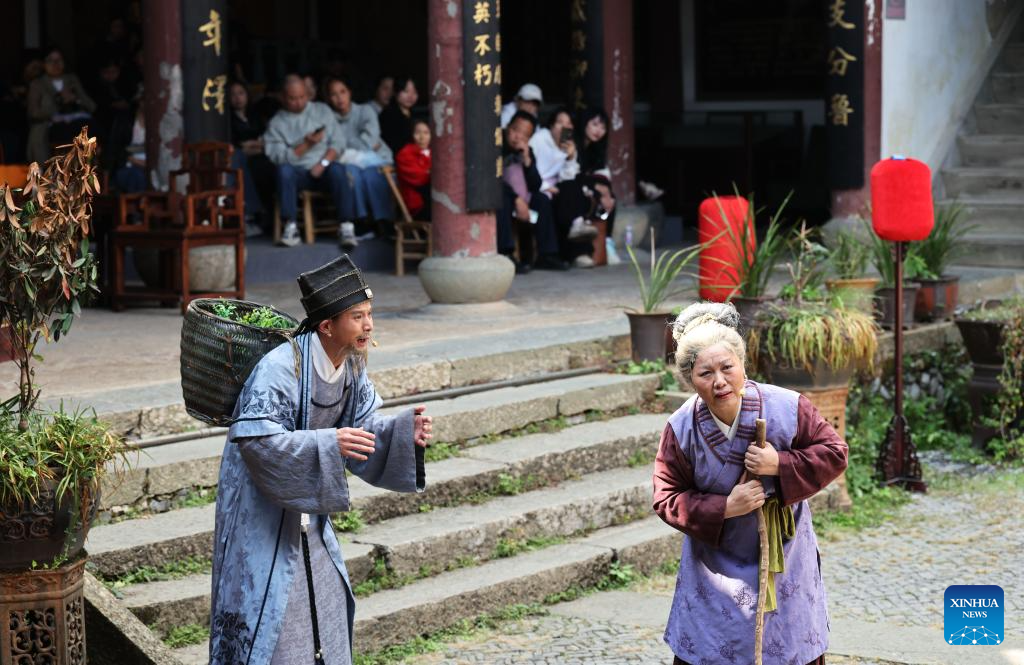 Satu pementasan bertemakan tanggungjawab filial telah diadakan di Kampung Dachen, Quzhou, Provinsi Zhejiang di timur China pada 25 Oktober 2025. (Xinhua/Jin Haoyuan)