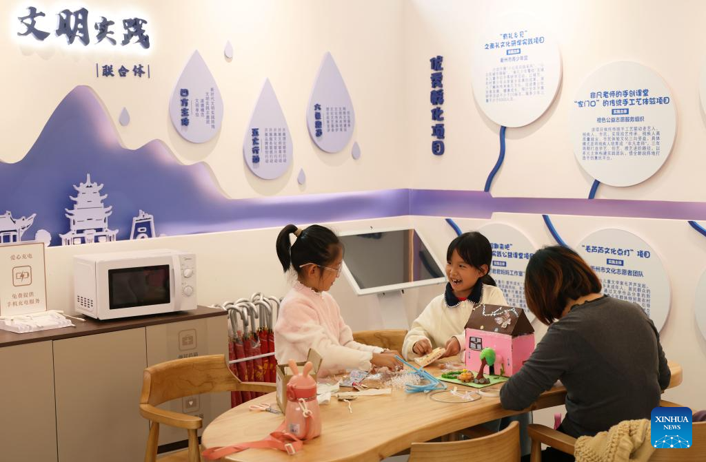 Ibu bapa dan kanak-kanak sedang membuat kraf tangan di Quzhou, Provinsi Zhejiang di timur China pada 26 Oktober 2025. (Xinhua/Jin Haoyuan)