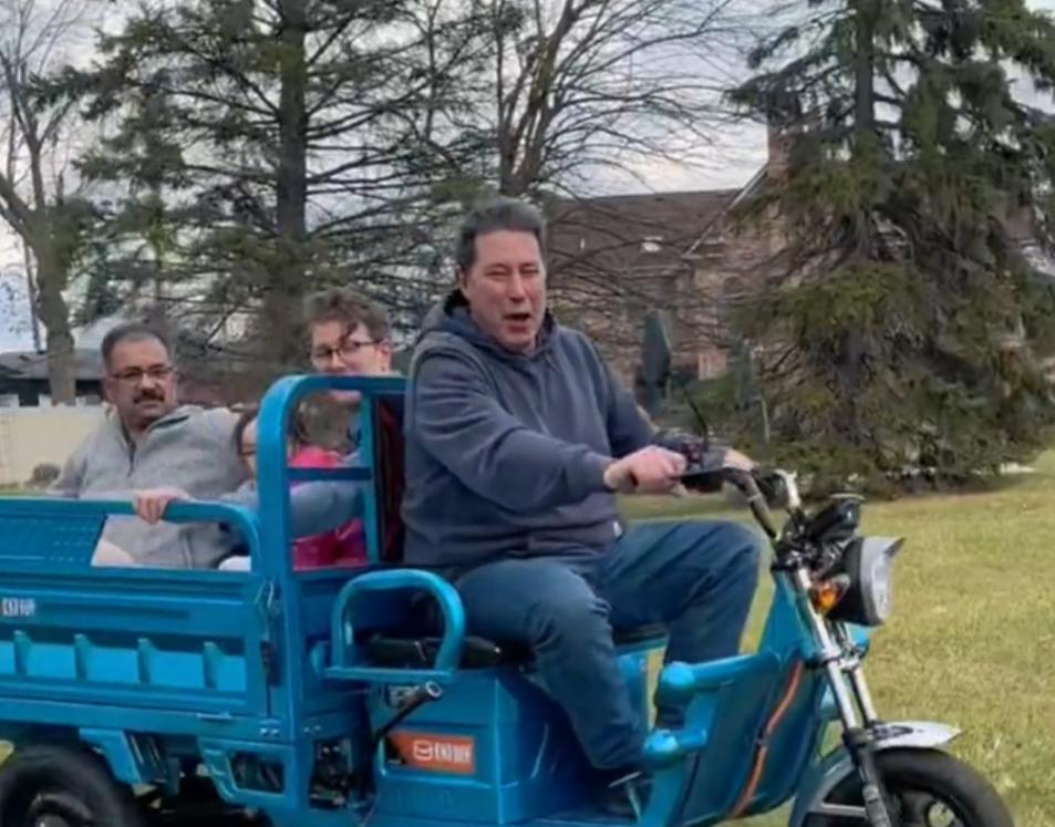 Seorang warga Amerika menaiki motosikal roda tiga buatan China. (Tangkap layar sebuah klip video)