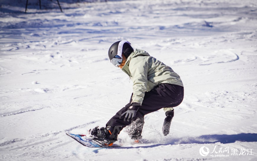 Seorang pemain ski sedang menghayati cabaran cerun di Peranginan Ski Yabuli, Provinsi Heilongjiang, timur laut China pada 7 November 2025. (People’s Daily Online/Su jinggang)