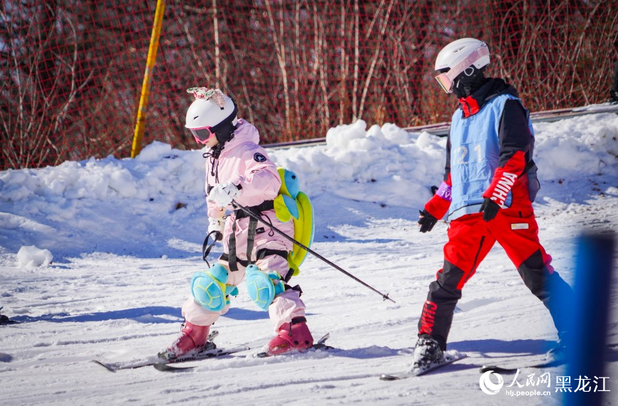 Peminat ski sedang seronok bermain di Peranginan Ski Yabuli, Provinsi Heilongjiang, timur laut China pada 7 November 2025. (People’s Daily Online/Su jinggang)