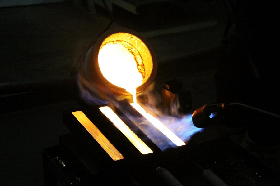 Proses untuk memperhalusi dan penulenan emas. (Foto oleh Shi Yan)