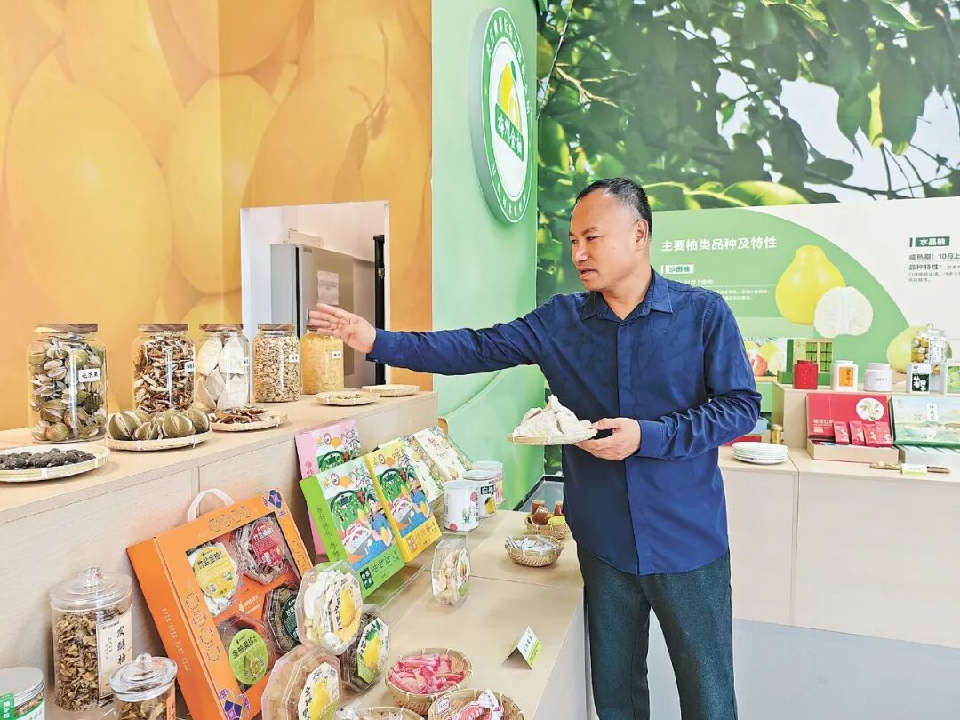 Li Yongshen, presiden persatuan limau bali daerah Meixian, bandar Meizhou, Provinsi Guangdong di selatan China, sedang memperkenal produk berasaskan limau bali. (People’s Daily/Cheng Yuanzhou)