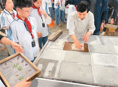 1.	Pengunjung belajar membuat kertas di zon pengalaman warisan budaya tidak ketara di taman budaya kertas Xuan, tarikan pelancong peringkat 4A kebangsaan di kaunti Jingxian, Provinsi Anhui, timur China. (Foto oleh Rong Chao)