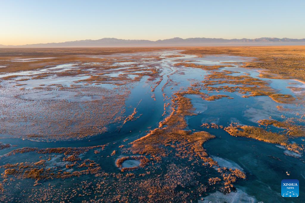 Foto oleh dron bertarikh 14 November 2025 memperlihatkan Tasik Xiaosugan di Kaunti Autonomi Kazak di Aksay, Jiuquan, Provinsi Gansu, barat laut China. (Xinhua/Lang Bingbing)