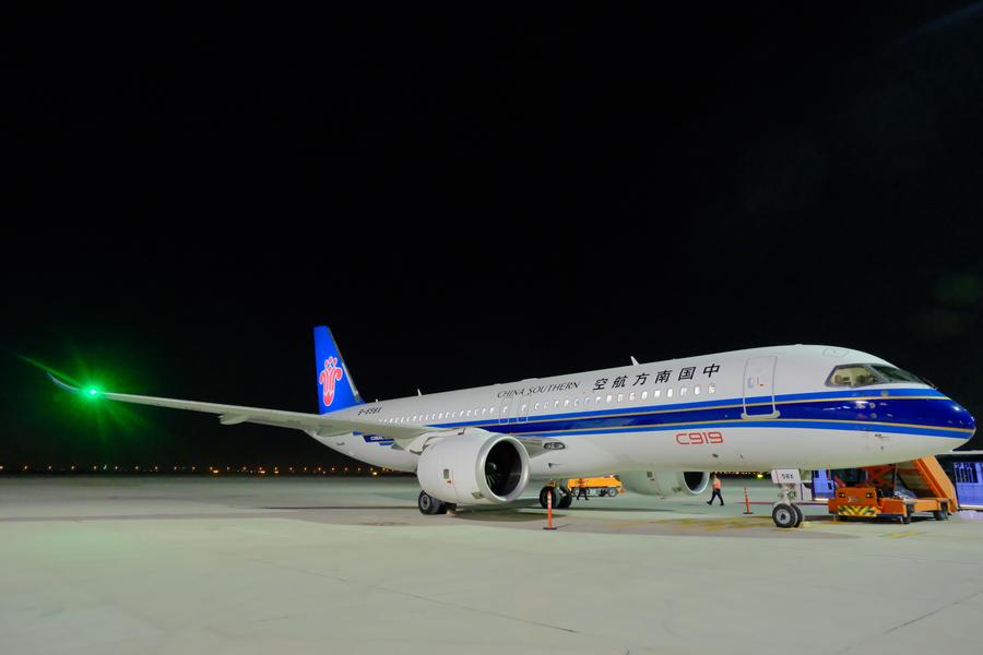 Foto bertarikh 14 November 2025 ini memaparkan pesawat C919 China Southern Airlines di Lapangan Terbang Antarabangsa Al Maktoum di Dubai, Emiriah Arab Bersatu (UAE). (Imej oleh China Southern Airlines menerusi Xinhua)