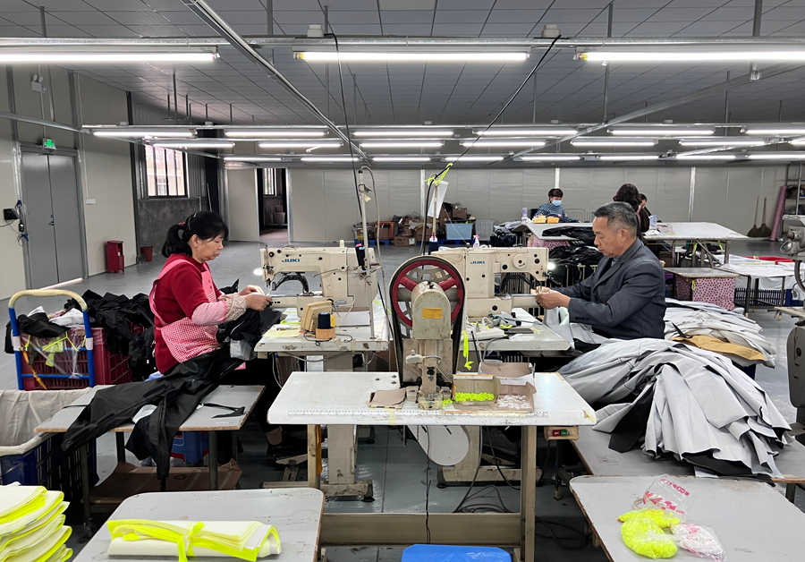 Para pekerja sedang bertugas di sebuah bengkel di kaunti Dongshan, bandar Zhangzhou, Provinsi Fujian di tenggara China. (Imej ihsan Jabatan Publisiti Jawatankuasa Kaunti Dongshan Parti Komunis China)