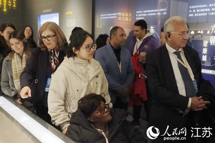 Delegasi wakil Dialog Datuk Bandar Sedunia mengunjungi Muzium Tembok Kota Nanjing. (People’s Daily Online/Liu Yijia)