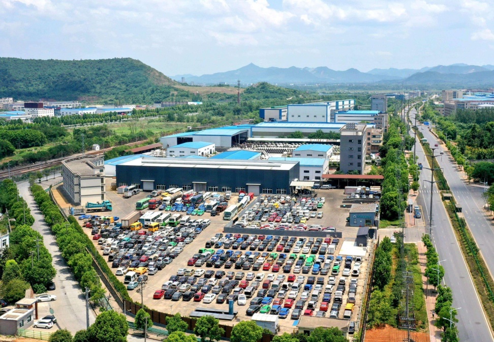 Antara kenderaan yang akan dihapuskan di sebuah kilang di Tongling, Provinsi Anhui di timur China. (Foto oleh Guo Shining)