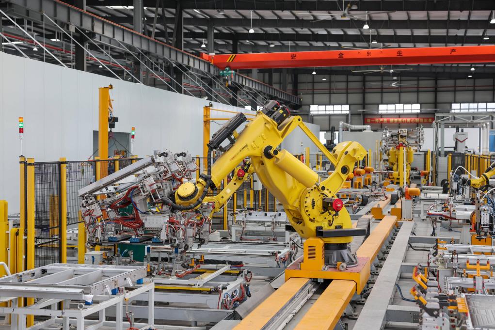 Bingkai bateri kuasa untuk NEV sedang dikeluarkan di sebuah bengkel di Yibin, Provinsi Sichuan, barat laut China. (Foto oleh Wang Yu)