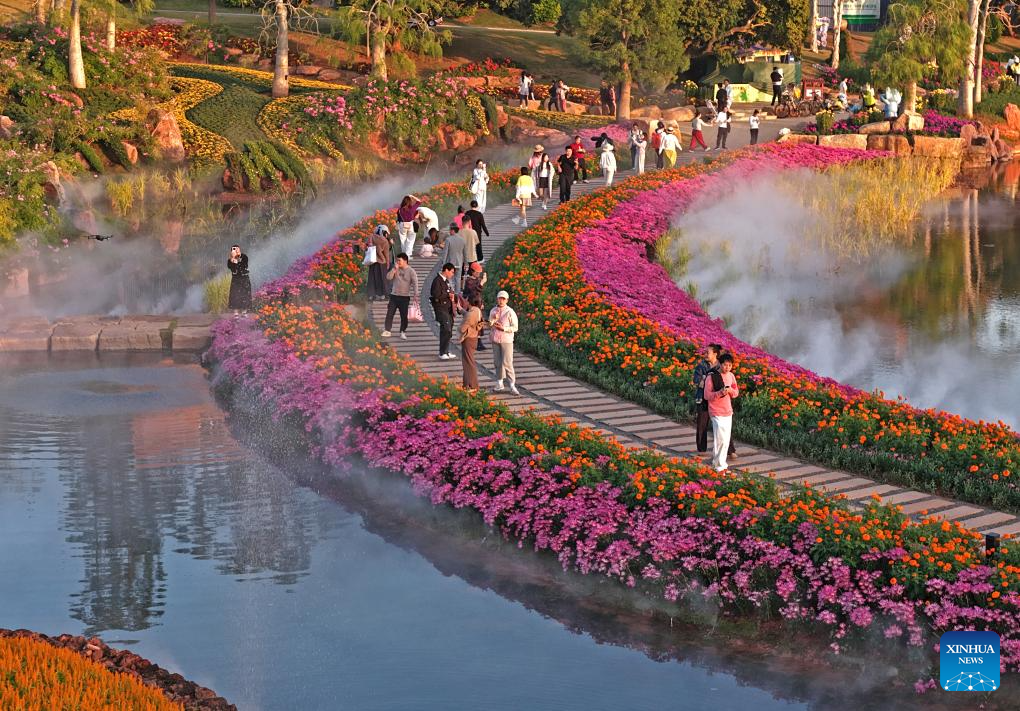 Foto dron bertarikh 26 November 2025 ini memperlihatkan para pelancong sedang menikmati keindahan bunga-bungaan di kawasan peranginan Gunung Qingxiu, Nanning, wilayah autonomi Zhuang Guangxi, selatan China. (Xinhua/Zhou Hua)