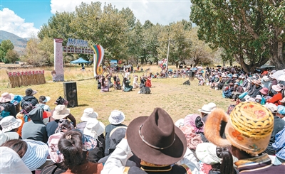 Penduduk tempatan menonton persembahan di pesta ‘Lingka’ di kaunti Qiongjie, Shannan, Wilayah Autonomi Xizang, barat daya China. (Xinhua/Tenzin Nyida)