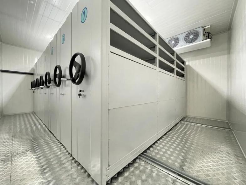 Kabinet di dalam penyimpanan sejuk untuk biji benih di Pusat Sumber Germplasma Tumbuhan Liar Kebangsaan untuk Taman Botani Chenshan. (Foto oleh Taman Botani Chenshan Shanghai)