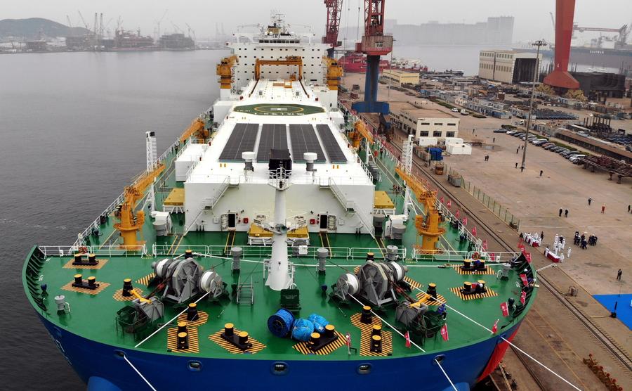 Foto sudut udara yang diambil menggunakan dron pada 17 April 2025 ini menunjukkan sebuah kapal akuakultur pintar laut dalam yang berlabuh di pelabuhan limbungan Beihai di Qingdao, Provinsi Shandong, di timur China. (Xinhua/Li Ziheng)