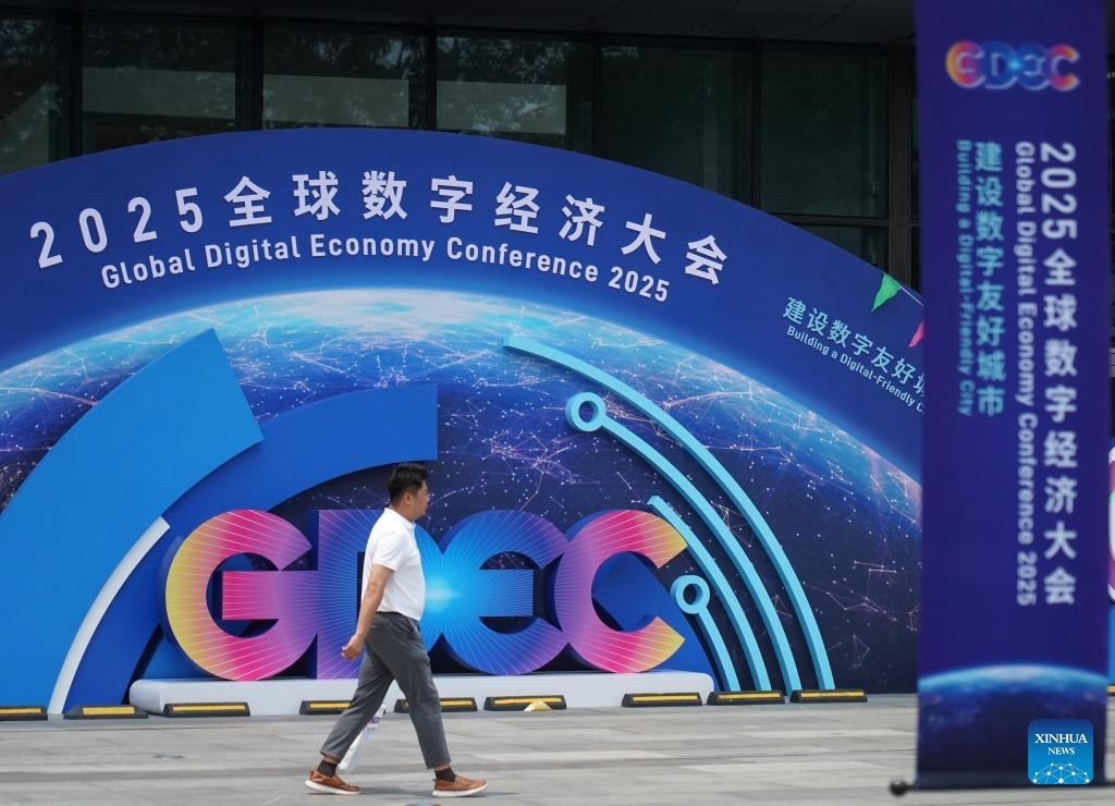 Foto bertarikh 2 Julai 2025 ini menunjukkan tanda Persidangan Ekonomi Digital Global 2025 di Beijing, ibu negara China. (Xinhua/Zhang Chenlin)