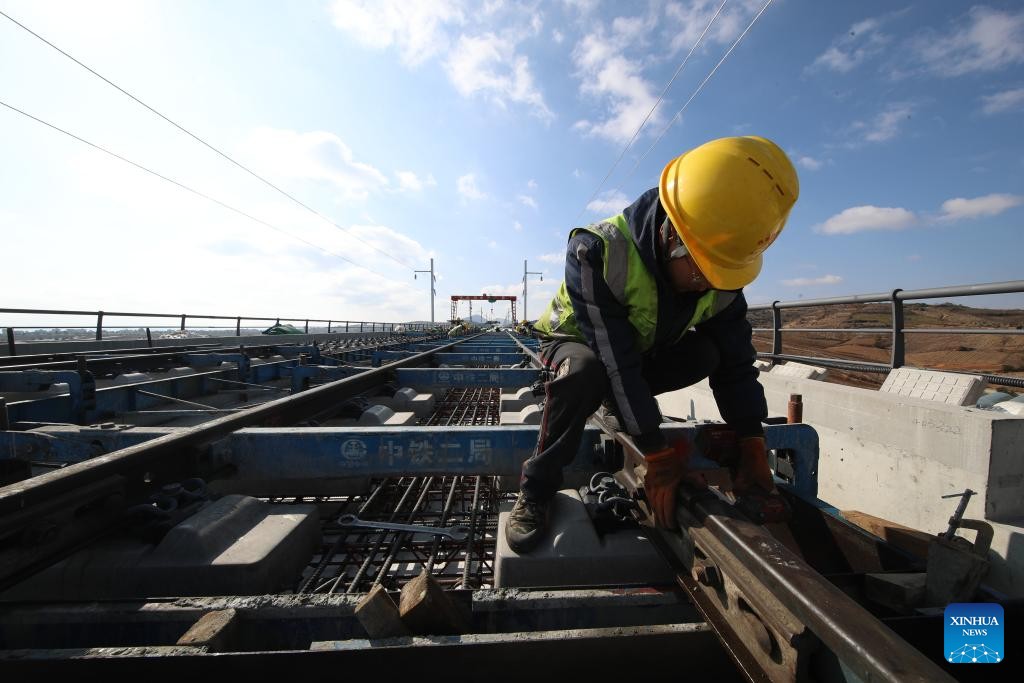 Seorang pembina bekerja di tapak pembinaan Kereta Api Berkelajuan Tinggi (HSR) Chongqing-Kunming di Zhaotong, Provinsi Yunnan barat daya China, 7 Disember 2025. (Zhang Guangyu/Xinhua)