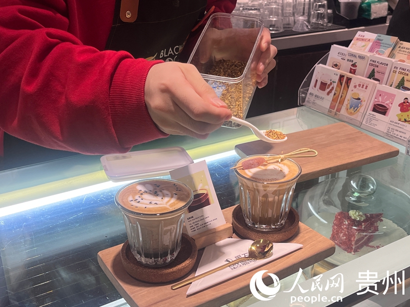 Seorang barista di Heishi Coffee sedang menyediakan kopi.