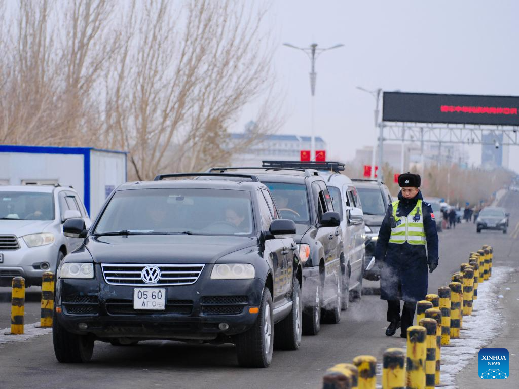 Kenderaan menunggu untuk menjalani pemeriksaan sempadan di pelabuhan darat Erenhot, wilayah autonomi Mongolia Dalam, utara China, 22 Disember 2025. (Xinhua/Ma Jinrui)