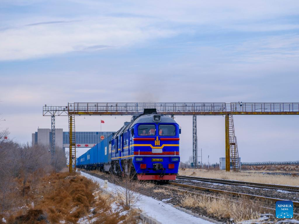 Sebuah kereta api barangan China-Eropah masuk melalui pelabuhan darat Erenhot, wilayah autonomi Mongolia Dalam, utara China, 22 Disember 2025. (Xinhua/Ma Jinrui)