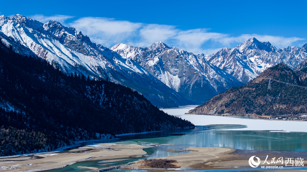 Foto menunjukkan pemandangan mempesona tasik Ranwu selepas salji di Qamdo, wilayah autonomi Tibet, barat daya China. (Foto/Xu Yuyao)