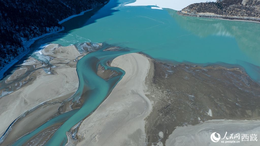 Foto menunjukkan pemandangan mempesona tasik Ranwu selepas salji di Qamdo, wilayah autonomi Tibet, barat daya China. (Foto/Xu Yuyao)