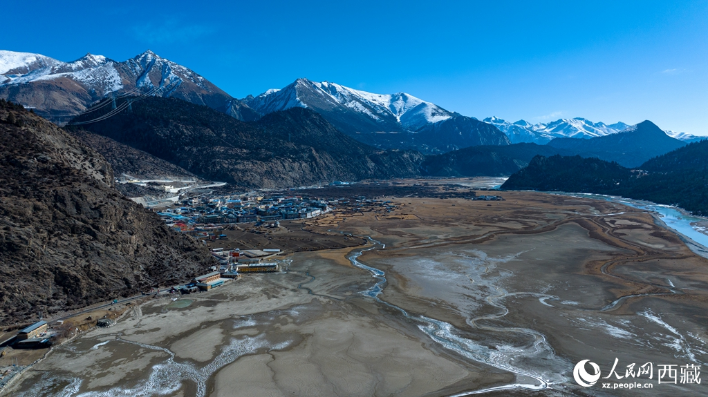 Foto menunjukkan pekan Ranwu dikelilingi gunung salji di Qamdo, wilayah autonomi Tibet, barat daya China. (Foto/Xu Yuyao)
