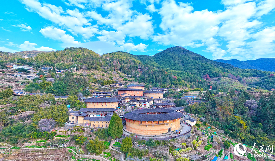 Pelancong Hayati Suasana Perayaan di Rumah Tanah Purba Fujian