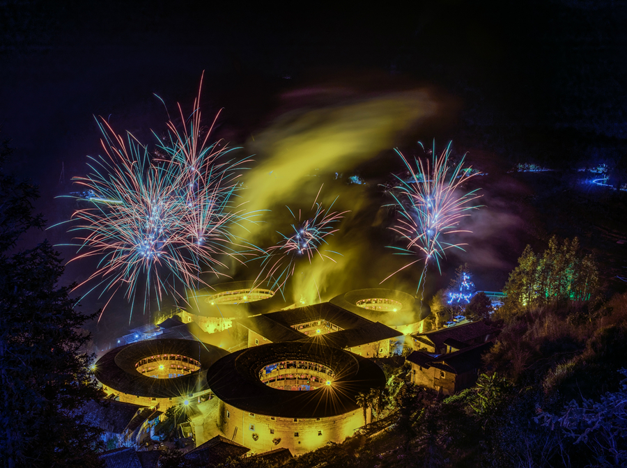 Pelancong Hayati Suasana Perayaan di Rumah Tanah Purba Fujian