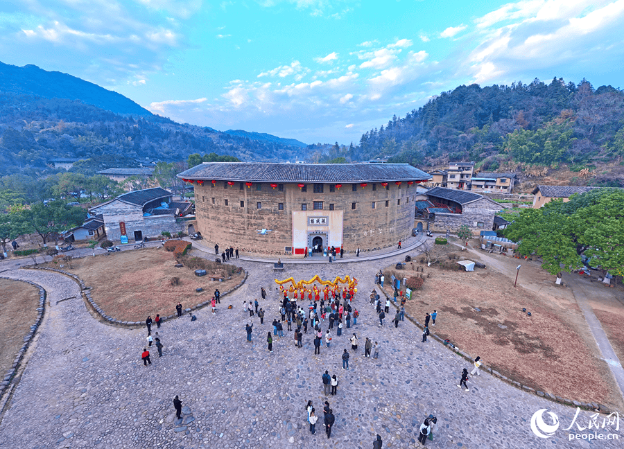 Pelancong Hayati Suasana Perayaan di Rumah Tanah Purba Fujian