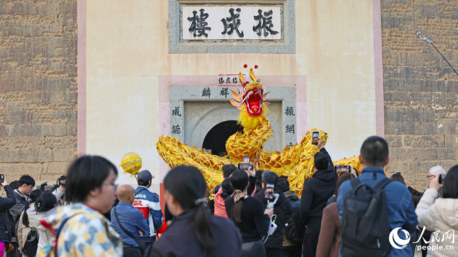 Pelancong Hayati Suasana Perayaan di Rumah Tanah Purba Fujian