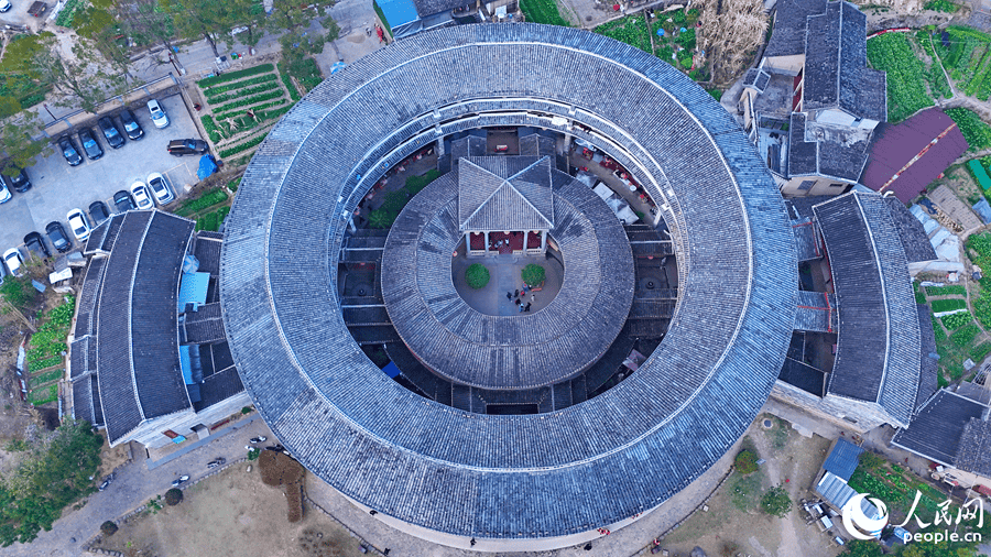 Pelancong Hayati Suasana Perayaan di Rumah Tanah Purba Fujian