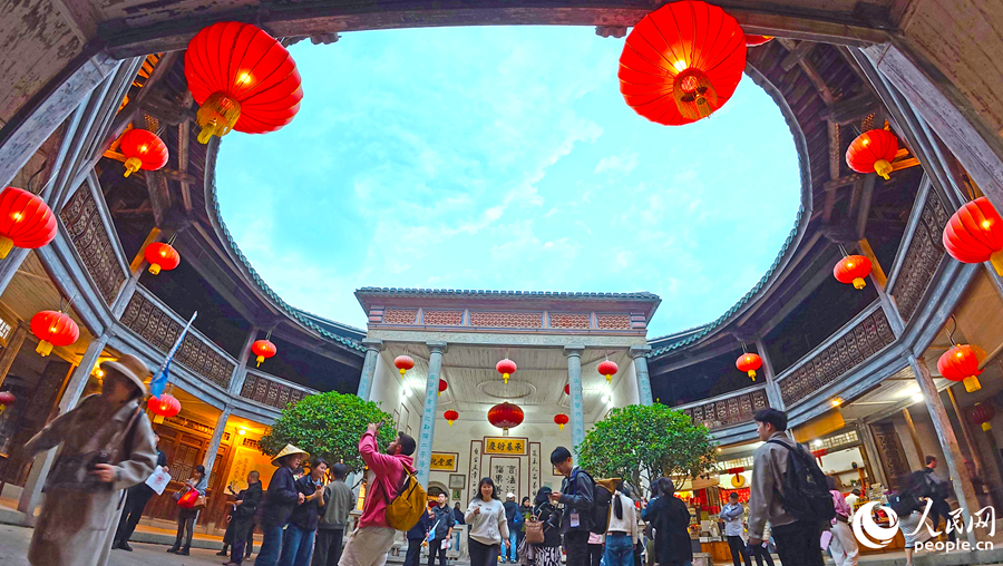 Pelancong Hayati Suasana Perayaan di Rumah Tanah Purba Fujian