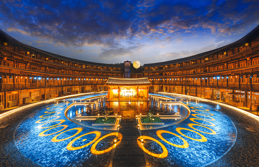 Pelancong Hayati Suasana Perayaan di Rumah Tanah Purba Fujian